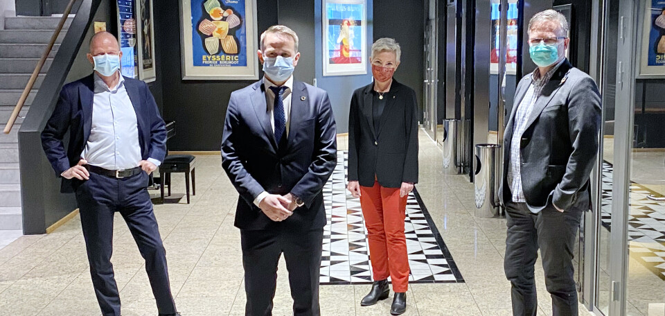 Meklingen har pågått siden fredag morgen. F.v.: Ole Erik Almlid, NHO; Mats Ruland, riksmekler; Peggy Hessen Følsvik, LO; Eirik Bornø, YS. Foto: Terje Bergersen