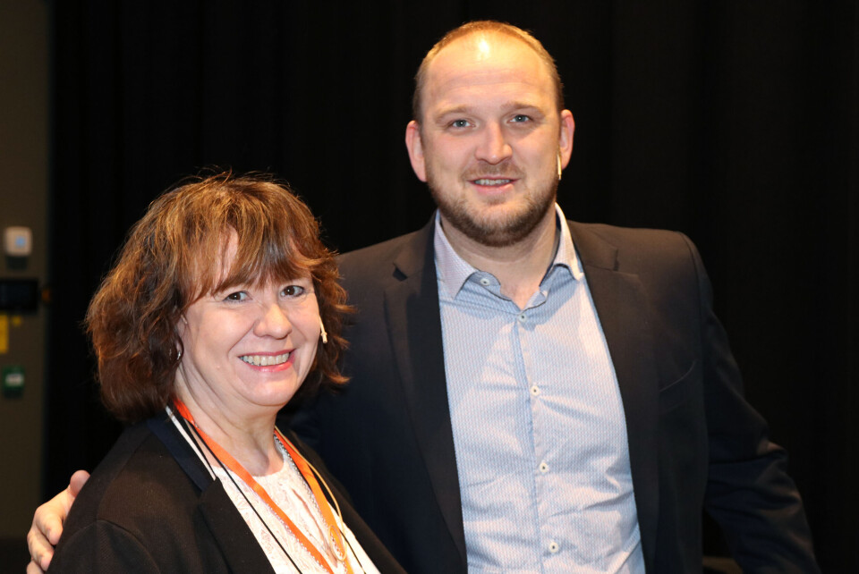 – Faste ansettelser er en verdi vi skal ta vare på framover, sa samferdselsminister Jon Georg Dale på luftfartskonferansen torsdag. Her med Parats nestleder Anneli Nyberg. Foto: Vetle Daler