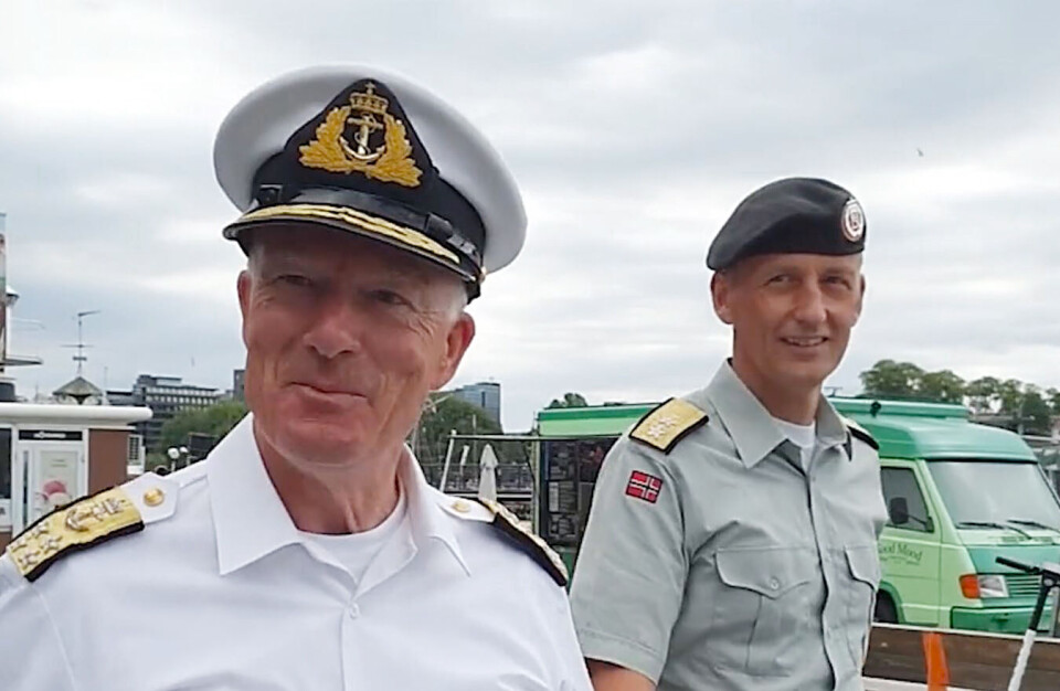 Avtroppende forsvarssjef Haakon Bruun-Hansen (t.v) og påtroppende forsvarssjef Eirik Kristoffersen på Aker brygge i Oslo tirsdag. Foto: Viggo Holm/BFO