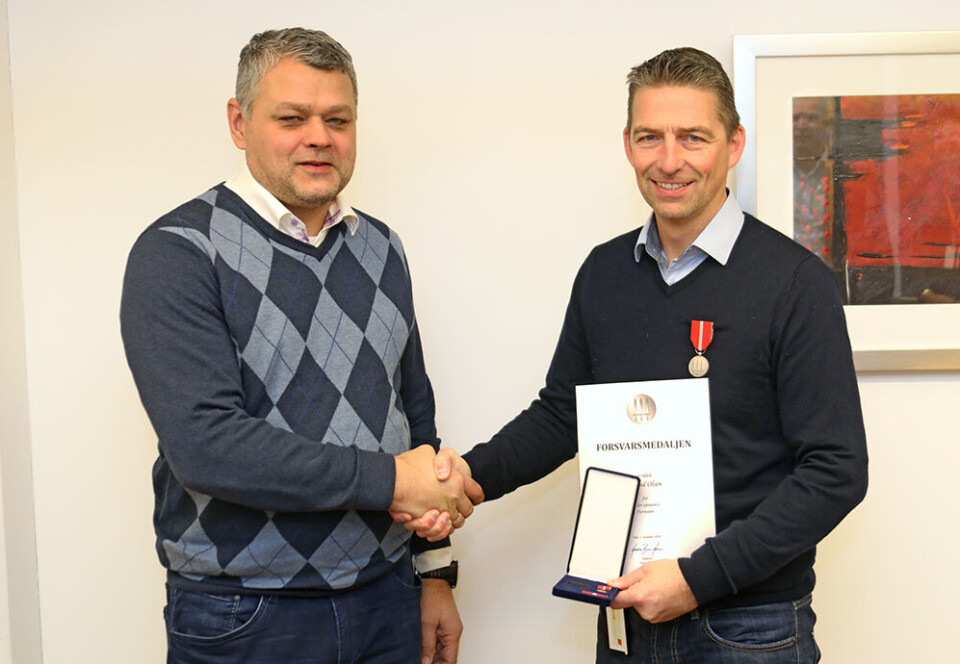 Leder i Parat forsvar, Johan Hovde, overleverer Forsvarsmedaljen til nestleder i Parat forsvar, Eivind Olsen. Foto: Trygve Bergsland.