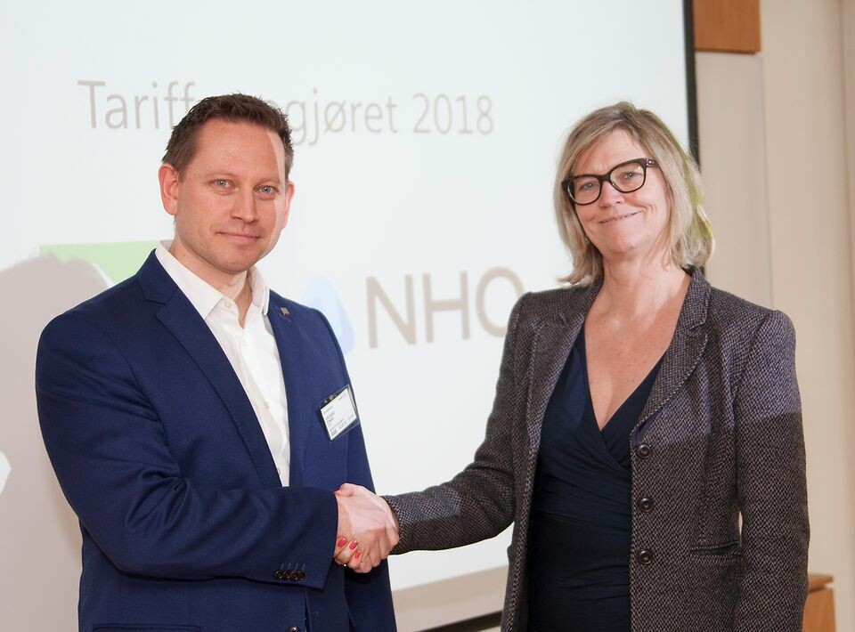 Kravorekkelse mellom leder i YS-Privat, Vegard Einan og arbeidslivsdirektør i NHO, Nina Melsom. Foto: Trygve Bergsland.