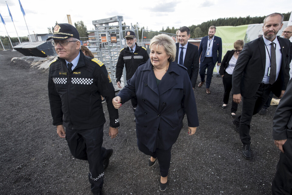 Statsminister Erna Solberg og politidirektør Odd Reidar Humlegård under nedleggelse grunnstein til politiets beredskapssenter på Taraldrud. Foto: NTB Scanpix