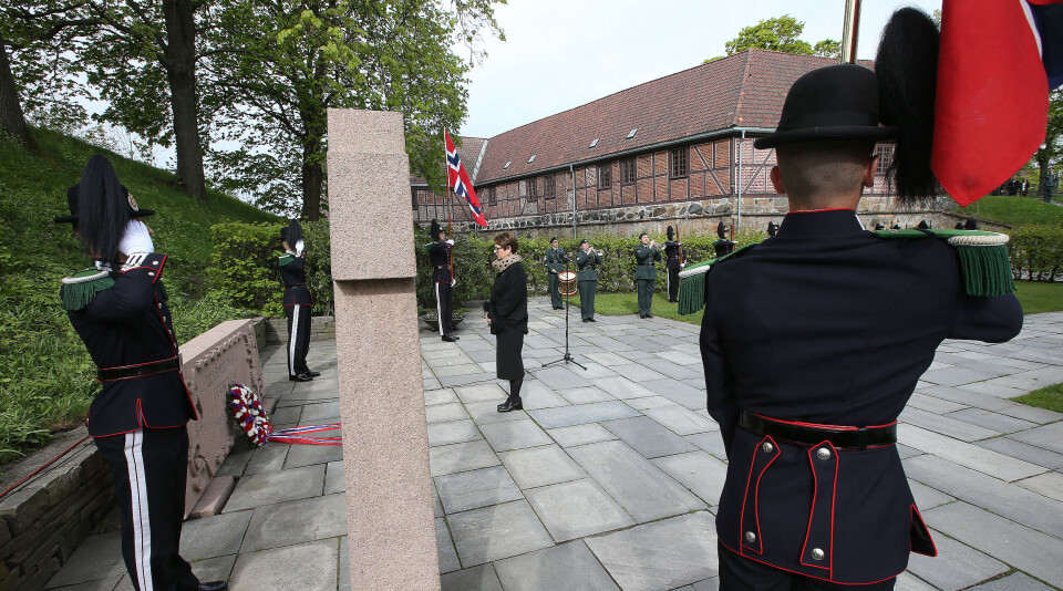 Stortingspresident Tone Wilhelmsen Trøen taler og legger ned blomsterkrans på retterstedet på Akershus festning under frigjørings- og veterandagen 8. mai 2020. Foto: Torbjørn Kjosvold / Forsvaret