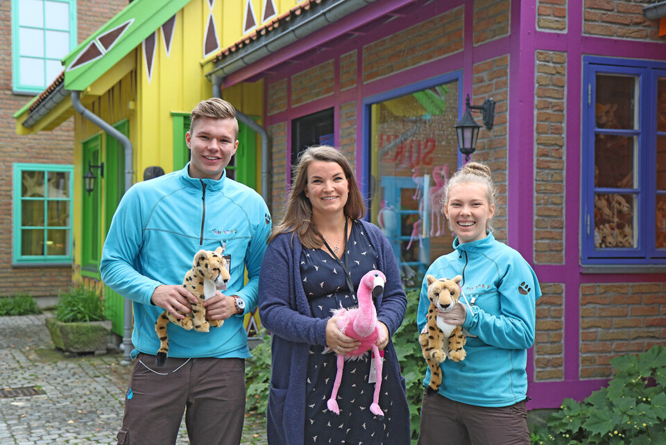 Dyreparken deltar i prosjektet «Likestilt arbeidsliv». Sondre Salbu (20), HR-medarbeider Kristine Warp (30) og Katrine Nilsen (18) holder vareopptelling blant geparder og flamingoer. Foto: Liv Hilde Hansen