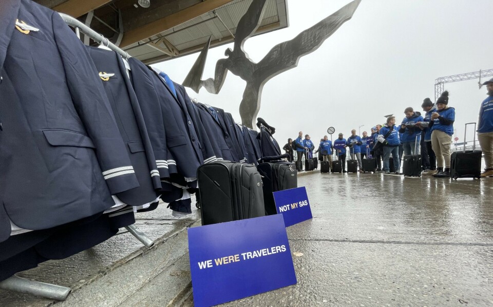 SAS pilotene leverer inn sine uniformer til selskapet. Foto: Ane Løvereide.