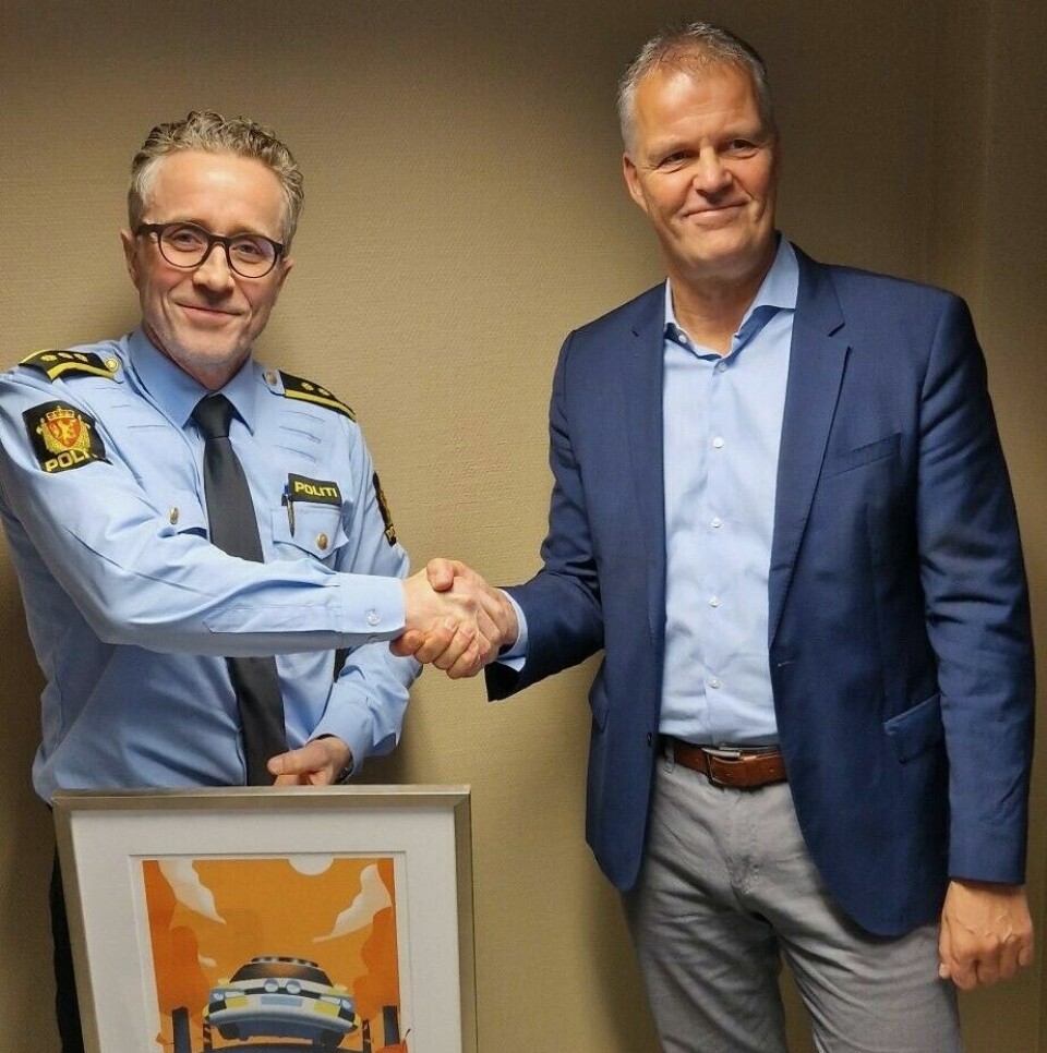 PRISVINNER: Alf Gunnar Holm fikk gratulasjoner fra Lars Reiersen, leder av PF Politilederne. Foto: Politiets Fellesforbund