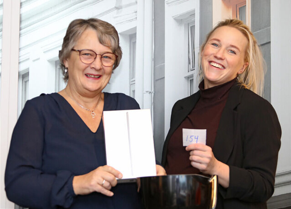 Leder av Tannhelsesekretærenes forbund og advokat i Parat Lene Liknes Hansen trekker vinneren av en iPad Mini