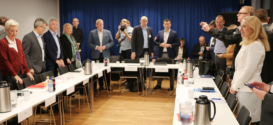 Delegasjonene fra YS, LO, Unio og Akademikerne til venstre, arbeids- og sosialminister Anniken Hauglie til høyre. Foto: Vetle Daler