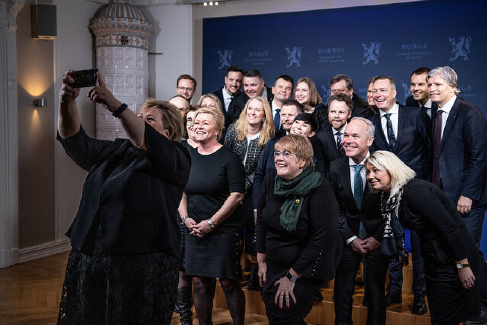 Statsministeren tar selfie med statsrådskollegiet. Foto: Hans Kristian Thorbjørnsen / Høyre