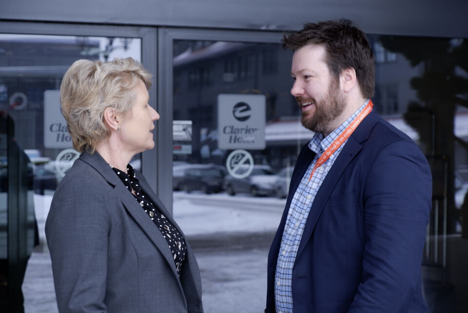 Leder av Norges Politilederlag, Marit Ellingsen, i samtale med leder for Parat politiet, Einar Follesøy Kaldhol. Foto: Arve Sigmundstad