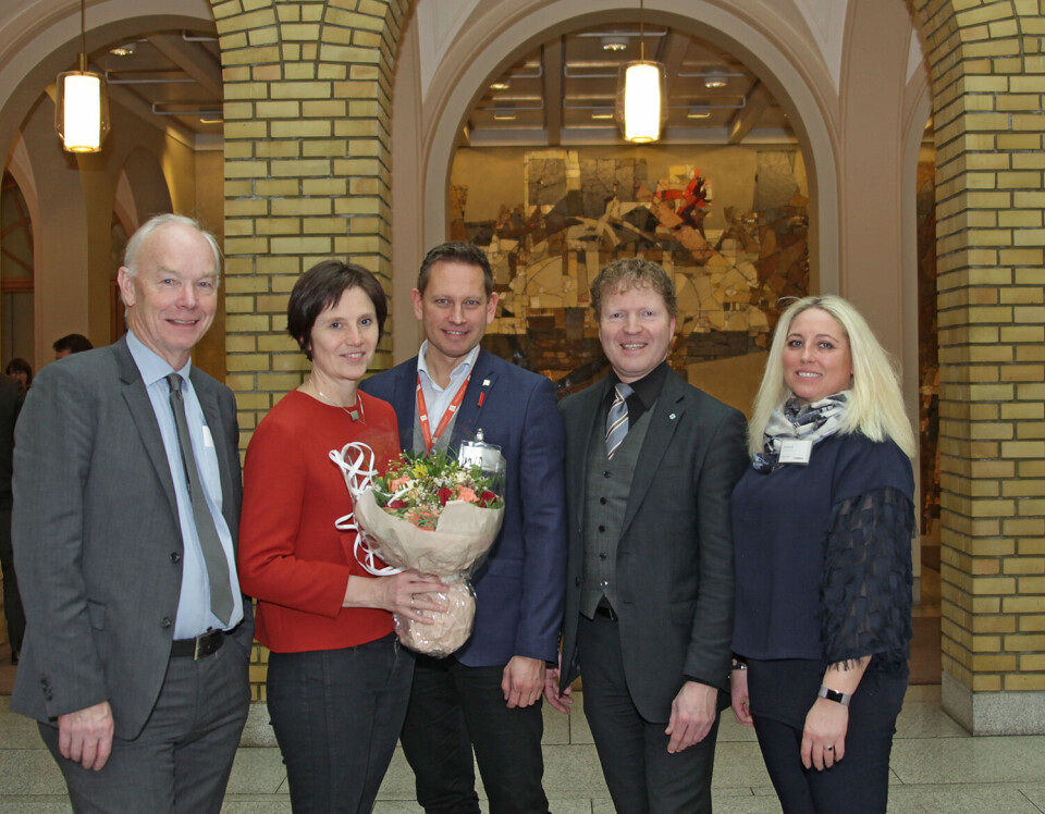 På Stortinget fra venstre: Stortingsrepresentant Per Olaf Lundteigen (Sp), Kjersti Toppe (Sp), Parat-leder Vegard Einan, Sigbjørn Gjelsvik (Sp) og Parats nestleder Unn Kristin Olsen. Foto: Trygve Bergsland.