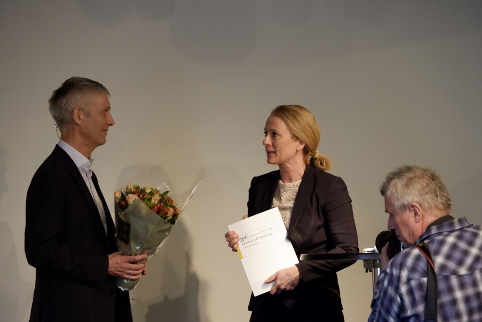 Arbeids- og sosialminister Anniken Hauglie får overrekt rapporten fra Steinar Holden som har ledet Sysselsettingsutvalget. Foto: Arve Sigmundstad
