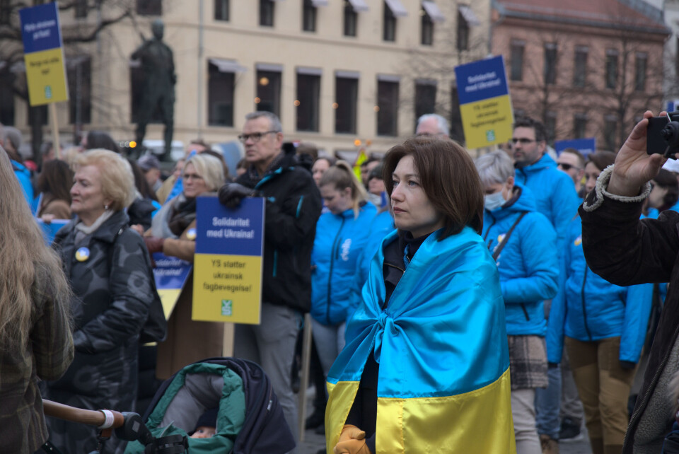 Over tusen mennesker var samlet på Youngstorget i Oslo tirsdag for å vise sin solidaritet med det ukrainske folket. Foto: Vetle Daler