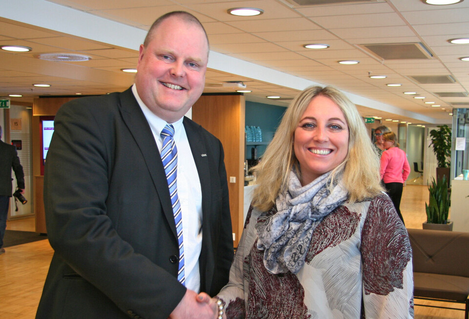 Kravoverlevering: Leder for tariff i Virke, Bård Westbye (t.h), og nestleder i Parat, Unn Kristin Olsen. Foto: Vetle Daler.
