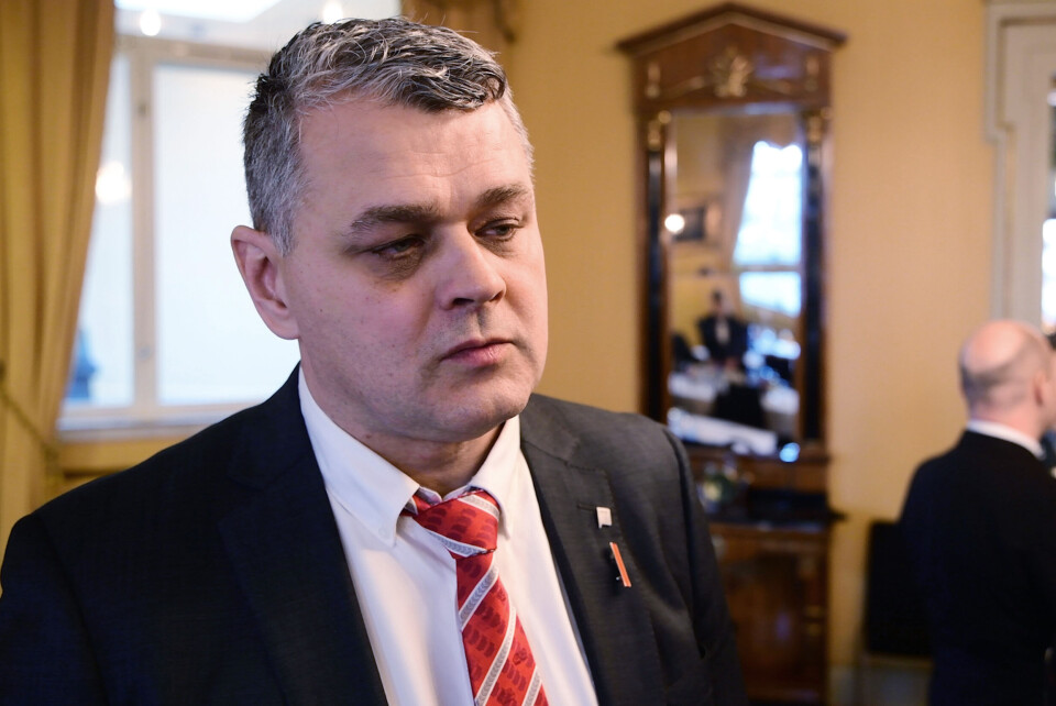 Johan Hovde, leder for Parat i Forsvaret, delte ut pins og anbefalte en egen «sett strek»-kampanje for Forsvaret. Foto: Gorm K. Gaare.