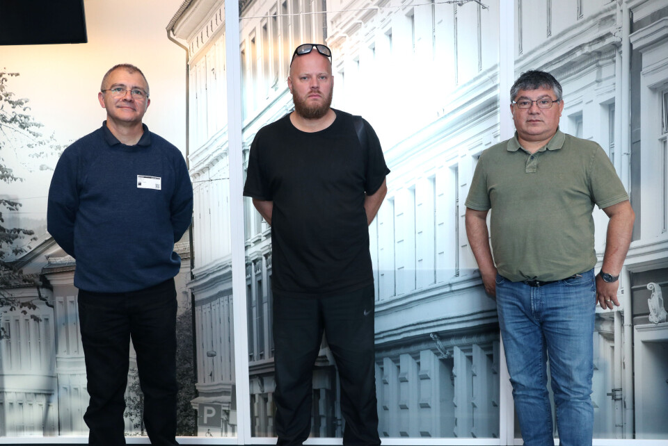Tillitsvalgte ved Parat i Scandic Hotels, Freddy Paz, Jonas Nilsson og Guillermo Shaw, ber ledelsen i Scandic om å vente med kuttet av 1000 årsverk til regjeringen har besluttet om permitteringsperioden utvides. Foto: Helene Husebø
