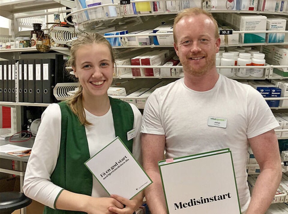 Foto «Tylden og Stensson» Apotektekniker Lina Tylden og apoteker Johan Stensson ved Vitusapotek Elverum har begge startet med sine respektive oppgaver knyttet til den nye apotektjenesten Medisinstart. Foto: Vitusapotek Elverum.