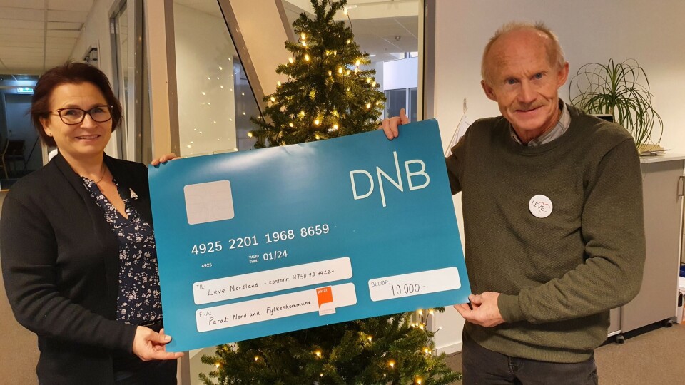 Hovedtillitsvalgt Vera Jørgensen i Parat overrekker 10 000 kroner til LEVE Nordlands Odd Jarle Eidner. Foto: Per Christian Størkersen