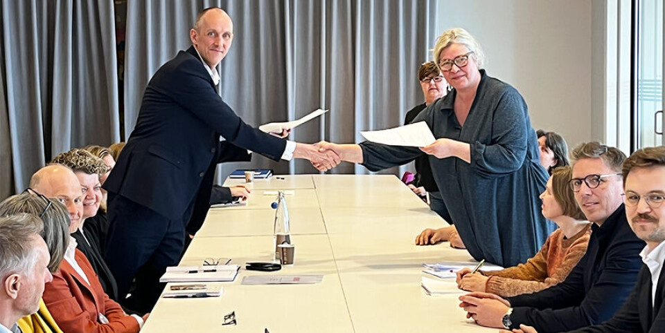 Forhandler Anne-Lene Gabrielsen fra YS-forbundet Negotia utveksler krav med Torgeir Kroken, leder for tariff i Virke. Foto: Helene Husebø
