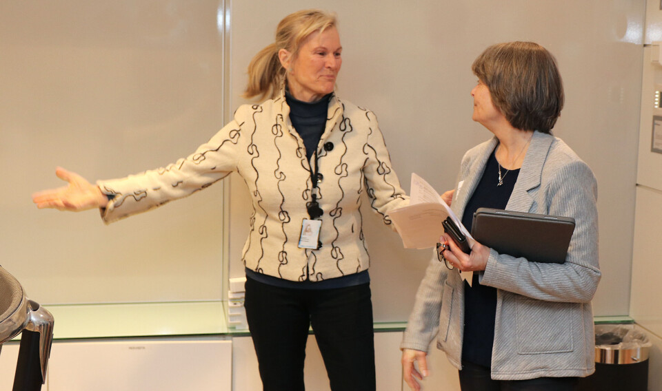 Parats forhandlingsleder Grete Dieserud (t.h) ønskes velkommen til forhandlinger av administrerende direktør i NHO Reiseliv Kristin Krohn Devold. Foto: Vetle Daler