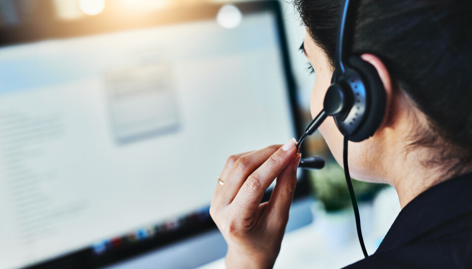 Kontakt oss Dame med headset foran pc