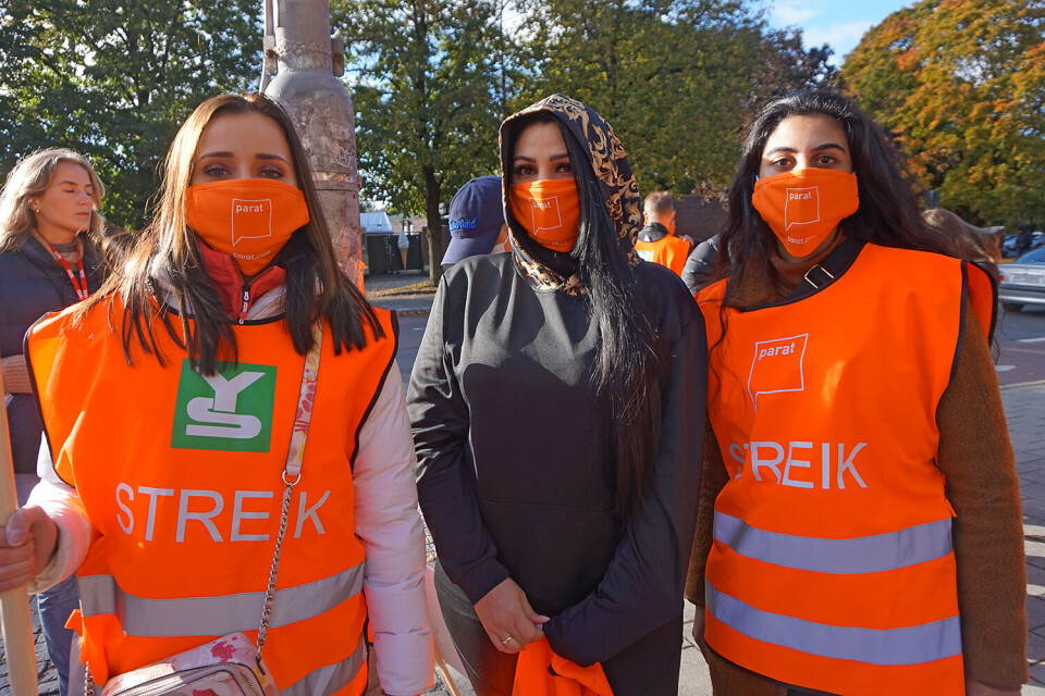 Maria, Lina og Sarah mener det er viktig å være synlige i vekterstreiken, og har derfor valgt å møte opp til markeringen. Foto: Ane Undhjem.