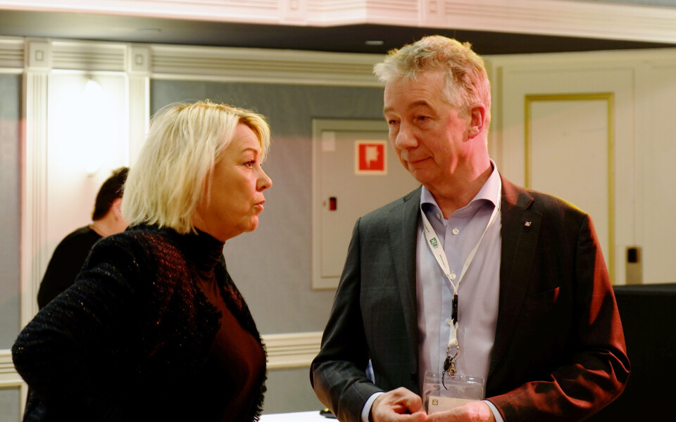 Statsråd Monica Mæland (H) i samtale med leder for YS Stat, Pål N. Arnesen under YS stat sin årskonferanse. Foto: Arve Sigmundstad