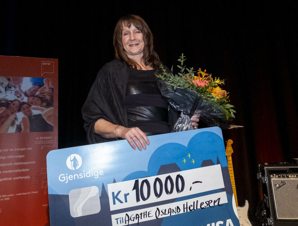 Årets tillitsvalgt i Parat, Agathe Osland Hellesen, mottar heder, blomster, glassbolle og en sjekk pålydende 10 000 kroner. Foto: Ned Alley.