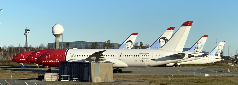 Dreamlinere fra Norwegian står korona-parkert på Oslo lufthavn. Foto: Vetle Daler