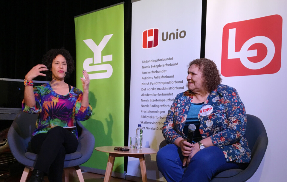 Myrtle Witbooi (t.h) og konferansier Asta Busingye Lydersen. Foto: Mirjam Folkvord