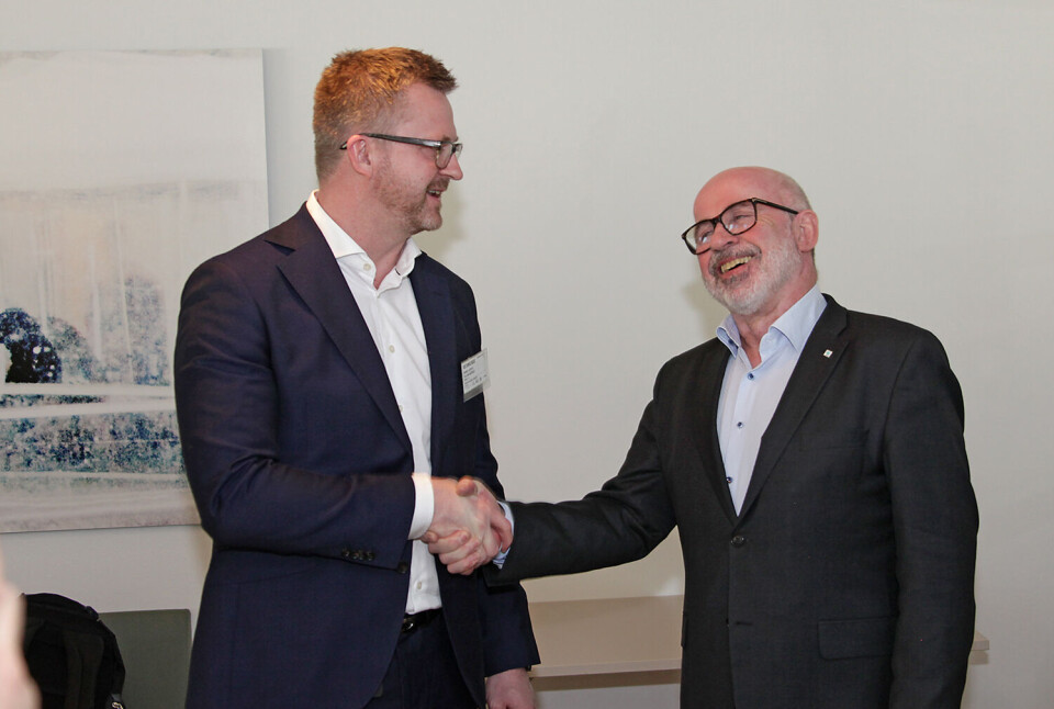 Nestleder i YS, Hans-Erik Skjæggerud, møter forhandlingsdirektør i NHO, Rolf Andreas Negård, til forhandlingsstart. Foto: Trygve Bergsland.