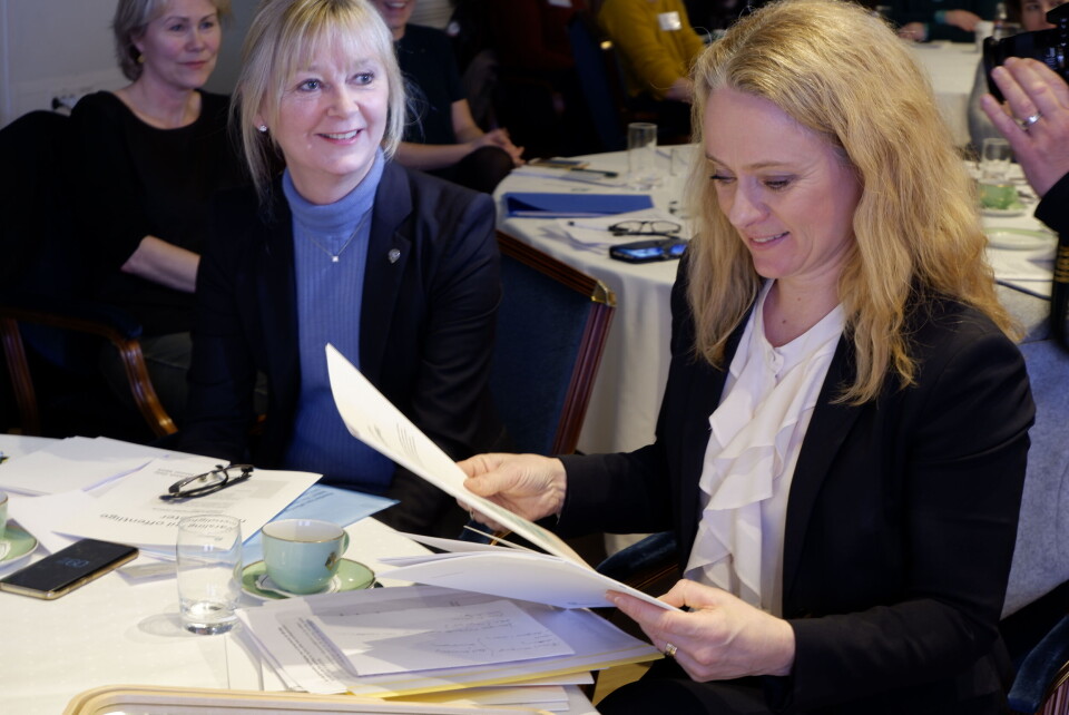 Arbeids- og sosialminister Anniken Hauglie studerer tiltakspakken som hun fikk overlevert av Direktør i Arbeidstilsynet Trude Vollheim. Foto: Arve Sigmundstad