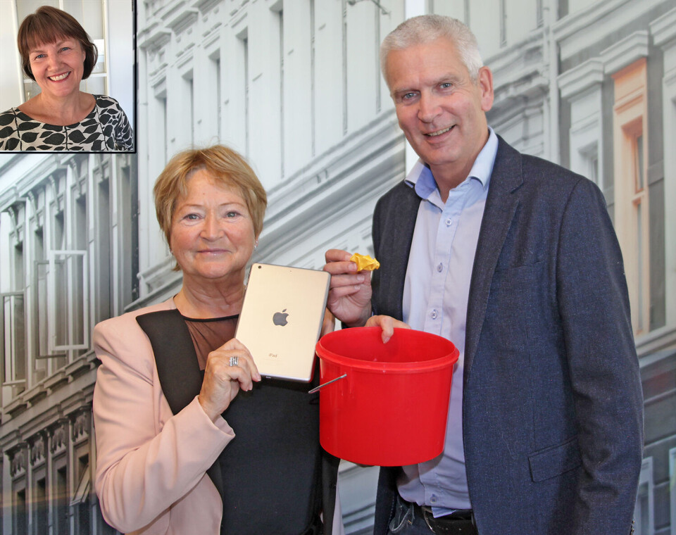 Vinner av iPad, Mona Gunby, oppe til venstre. Trekningen ble foretatt av Gerd Bang-Johansen og Anders Lindstrøm. Foto: Trygve Bergsland.