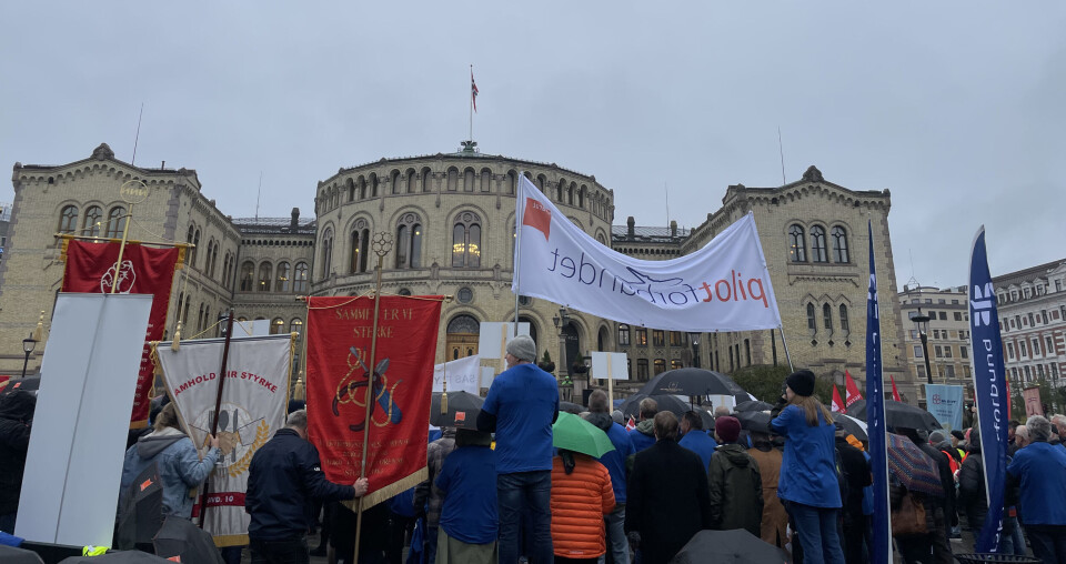 SAS piloter demonstrerer mot sin tidligere arbeidsgiver foran Stortinget. Foto: Ane Undheim
