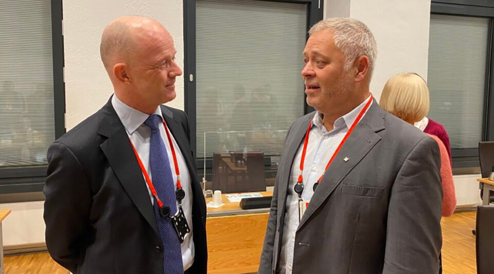 NHO-sjef Ole Erik Almlid og YS-leder Erik Kollerud i samtale under mandagens møte i regjeringens kontaktutvalg. Foto: Liv Hilde Hansen
