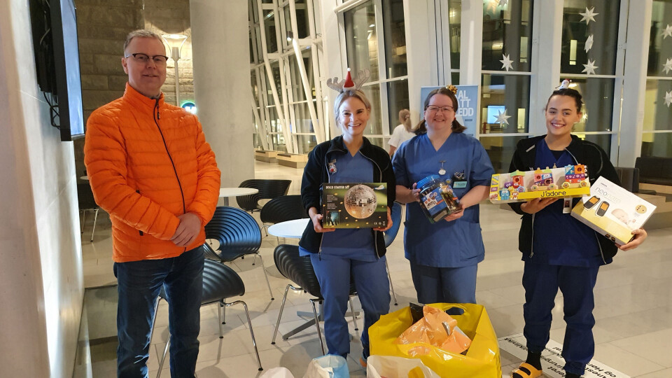 Fra venstre: Per-Chr. Størkersen, styremedlem Parat i Nordland fylkeskommune, Silje Hageengen Lundeng, Merethe Mosti og Silje Hansen, alle tre fra Nordlandssykehuset. Foto: Vera Jørgensen.