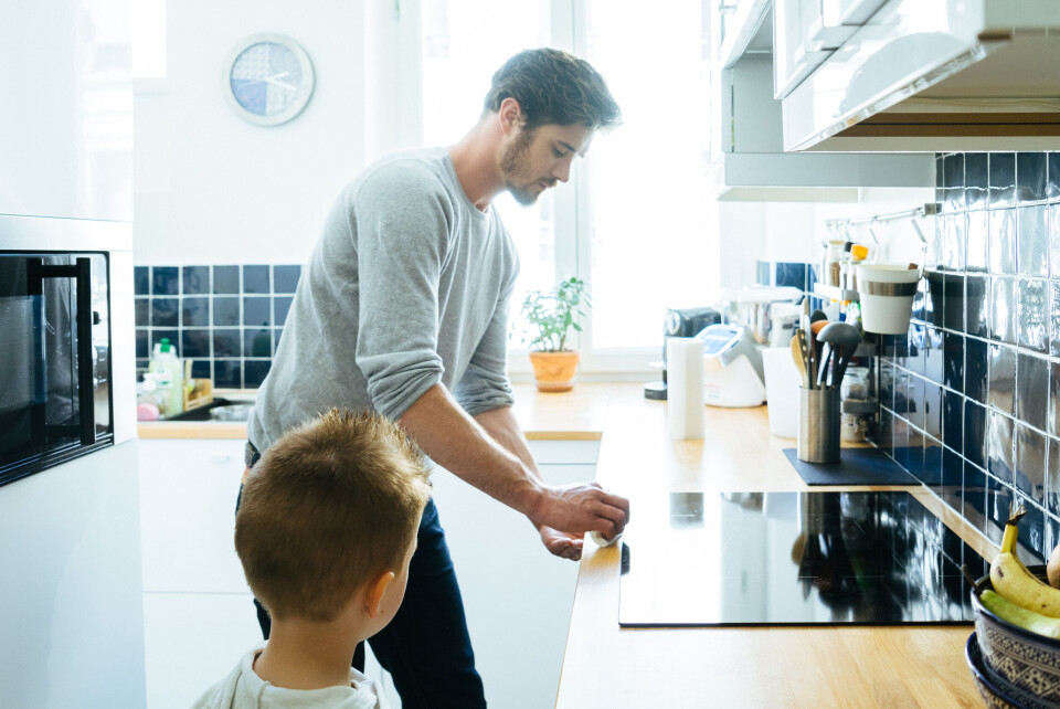 Menn på hjemmekontor tar mer ansvar for husarbeidet Foto: Istock
