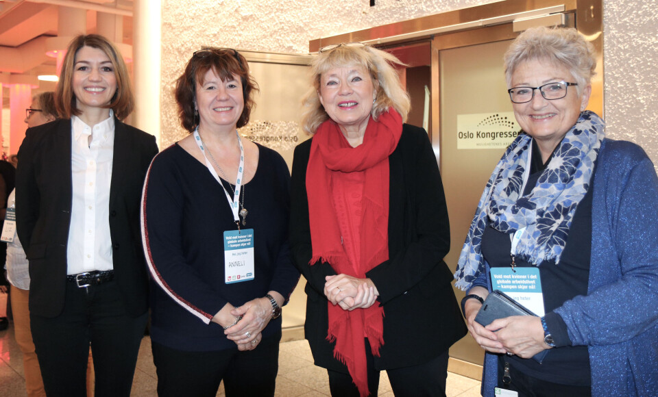 F.v. Guro Angell Gimse, statssekretær i arbeids- og sosialdepartementet og innleder under konferansen, Anneli Nyberg, nestleder i Parat, konferansier Eva Bratholm og Hege Herø, seniorrådgiver i YS. Foto: Liv Hilde Hansen