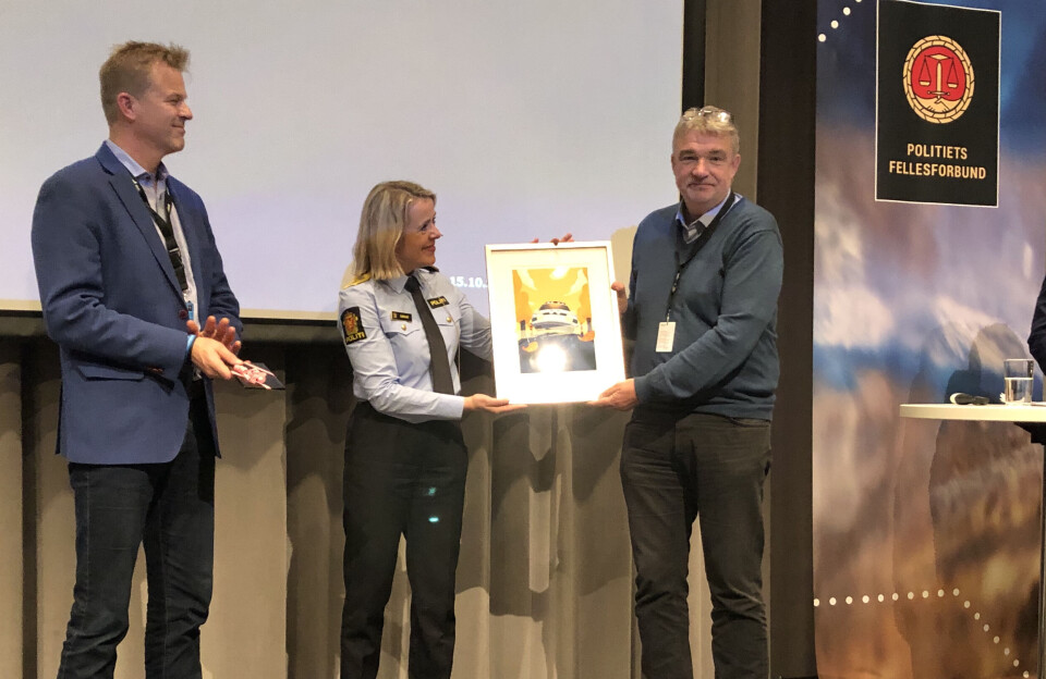 Bilde fra utdelingen i 2019, hvor Lensmann Øyvind Verpeide i Haram fikk tildelt prisen, her sammen med politidirektør Benedicte Bjørland og PF-leder Sigve Bolstad. Foto: Politiet