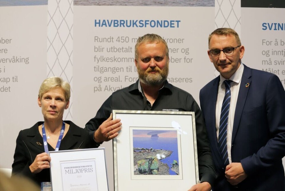 Fiskeridirektør Liv Holmefjord, daglig leder i Oppdretternes Miljøservice Gudbrand Sørheim, og statssekretær Roy Angelvik. Foto: Vegard Oen Hatten/Fiskeridirektoratet.