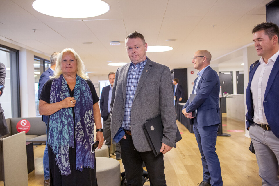 Bjørn Are Sæther fra Parat (t.h.) sammen med forhandlingsleder Lizzie Ruud Thorkildsen i YS Kommune før kravoverlevering i KS-hovedkvarteret. Foto: Javad Parsa