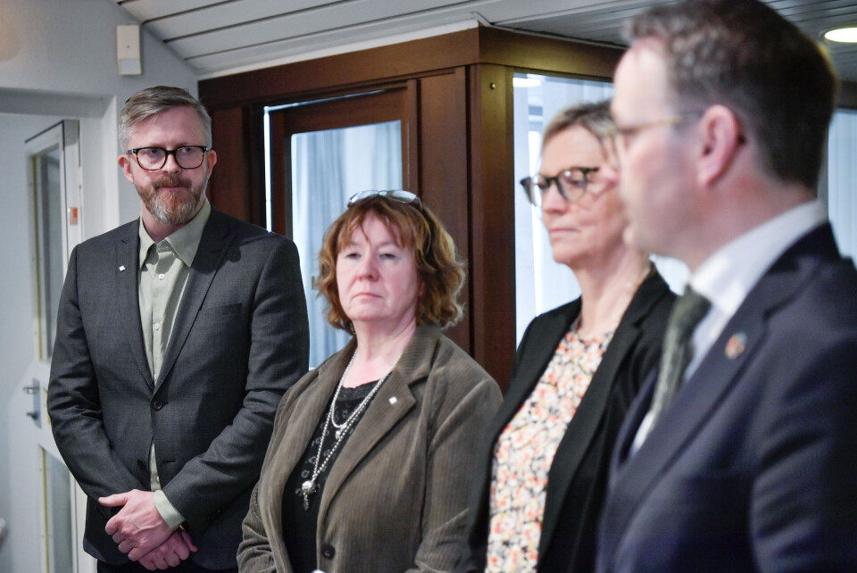 Streiken er over. (Fra venstre) YS-leder Hans-Erik Skjæggerud (t.v.), leder i YS privat Anneli Nyberg og NHOs direktør arbeidsliv og tariff Nina Melsom etter møte med Riksmekler Mats Wilhelm Ruland (t.h.) Foto: Rodrigo Freitas / NTB