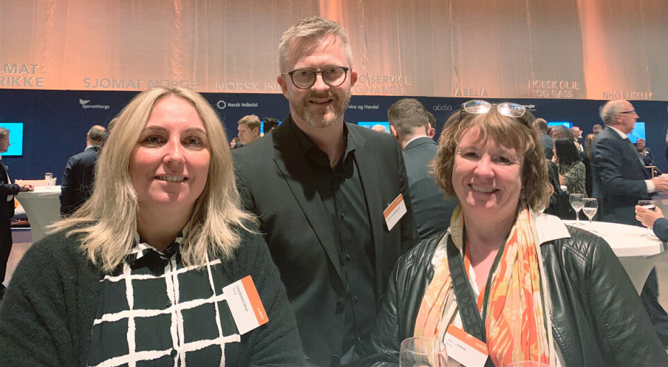 F.v.: Parat-leder Unn Kristin Olsen, nestleder i YS, Hans-Erik Skjæggerud, og nestleder i Parat, Anneli Nyberg, under NHO-konferansen torsdag. Foto: Privat