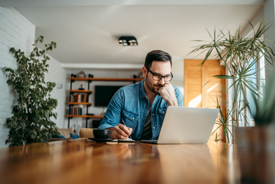 Menn må oftere jobbe mer enn avtalt Foto: Istock