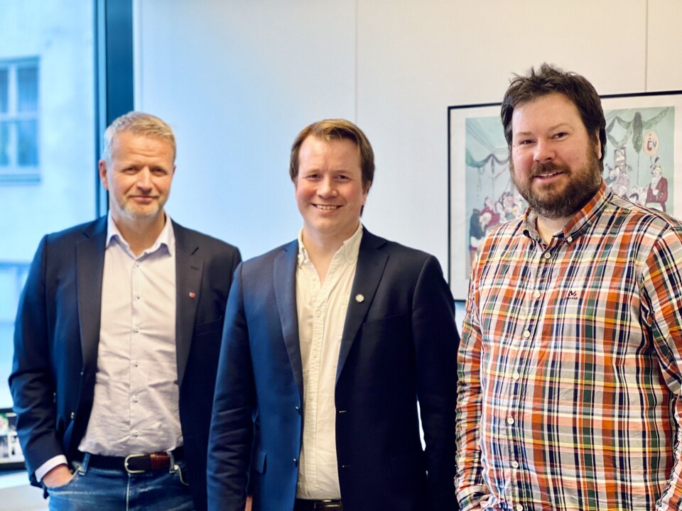 NPL-leder Kjetil Ravlo (t.v.) og leder for Parat politiet, Einar Kaldhol (t.h) i møte med statssekretær Geir Indrefjord. Foto: Parat.