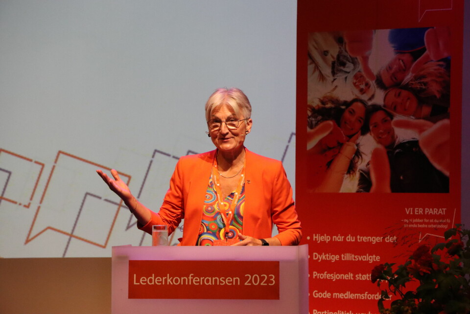 Konferansier, Wenche Bjørngaard, organisasjonssekretær i NPL ønsker foredragsholdere velkommen til Parats lederkonferanse 2023. Foto: Ulrik Øen Johnsen.