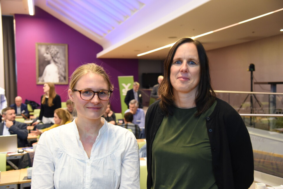 Arbeidslivsforskerne (fra venstre) Mari Holm Ingelsrud (AFI) og Kristin Alsos (Fafo) på YS-konferansen, hvor de begge snakket om hva teknologiutviklingen gjør med arbeidslivet, sett fra et forskningssynspunkt. Foto: Tormund Hansen Skinnarmo