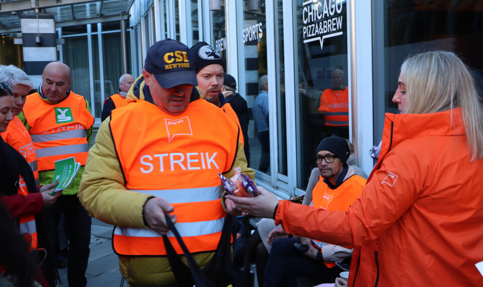 Streik ved Oslo Plaza, der hovedtillitsvalgt Dragoje Milovanovic, møter Parat-leder Unn Kristin Olsen. Foto: Ulrik Øen Johnsen.