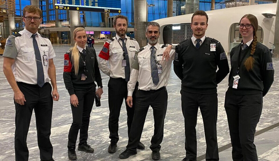 Vekterne og sikkerhetskontrollørene ved Oslo Lufthavn Gardermoen er blant dem som står i front og ivaretar sikkerheten under dagens vanskelige situasjon. Bildet ble tatt før regelen om 2 meters avstand ble innført. Foto: Martine Prytz
