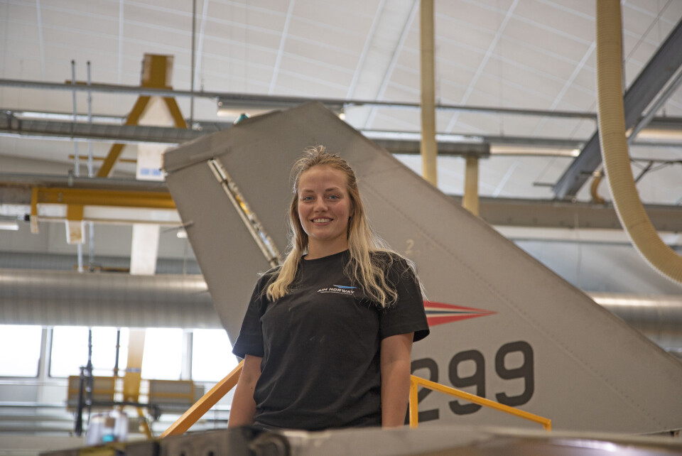 Janne Handrum går i læra som flysystemmekaniker hos AIM Norway. Her lærer hun blant annet å reparere og vedlikeholde norske jagerfly.